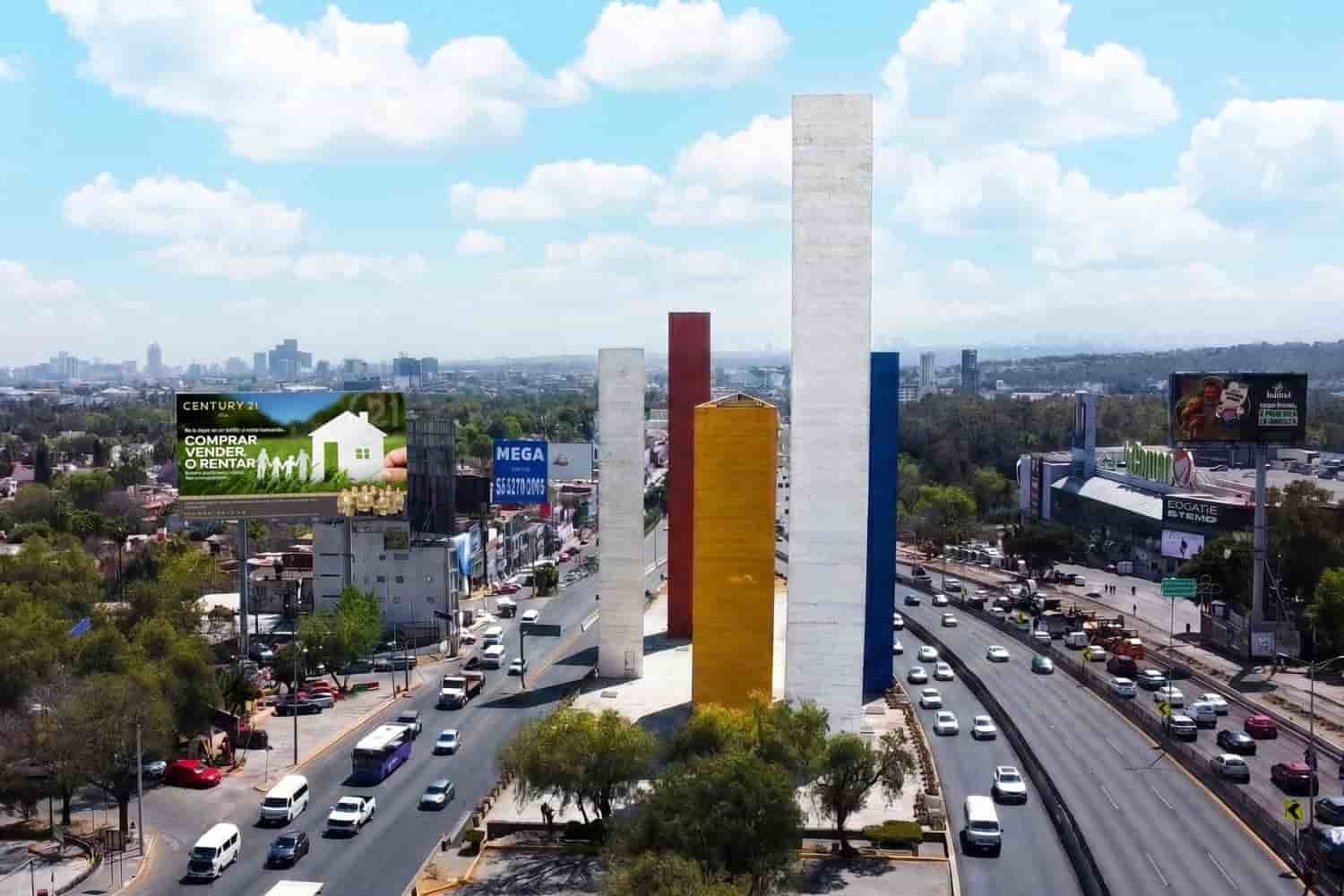 Torres de Satélite con anuncio Century 21 KIU Naucalpan
