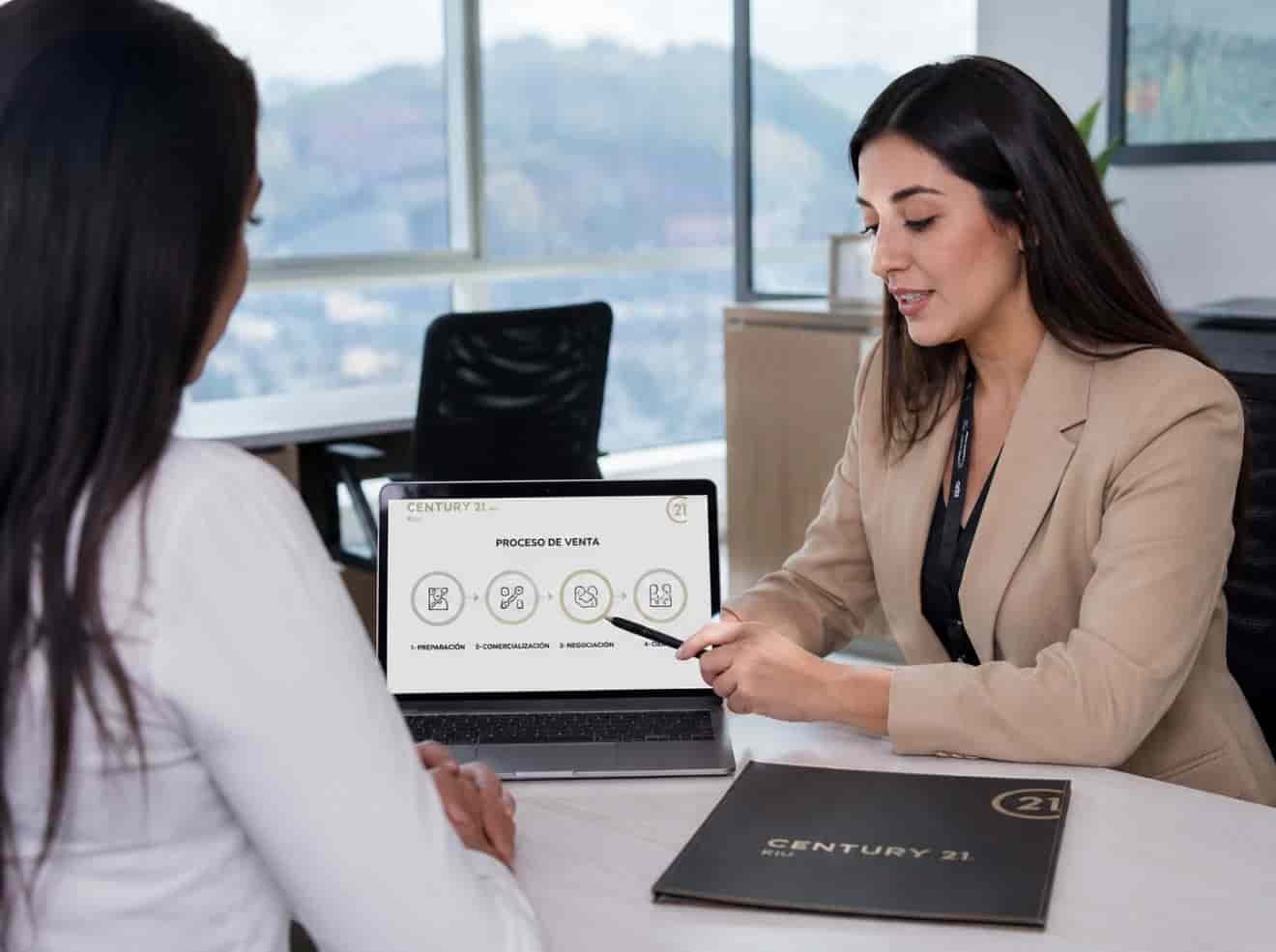 Asesora Century 21 KIU explicando proceso de venta de casa en Huixquilucan Estado de México
