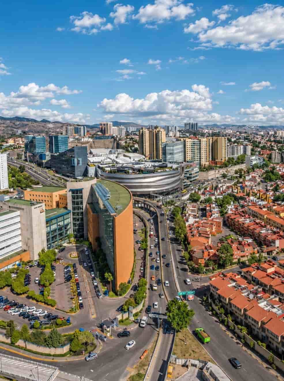 Asesora Century 21 KIU mostrando propiedad de lujo en Huixquilucan Estado de México