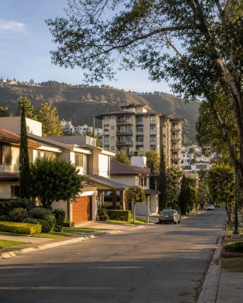 Familia buscando comprar casa en una zona residencial del Estado de México